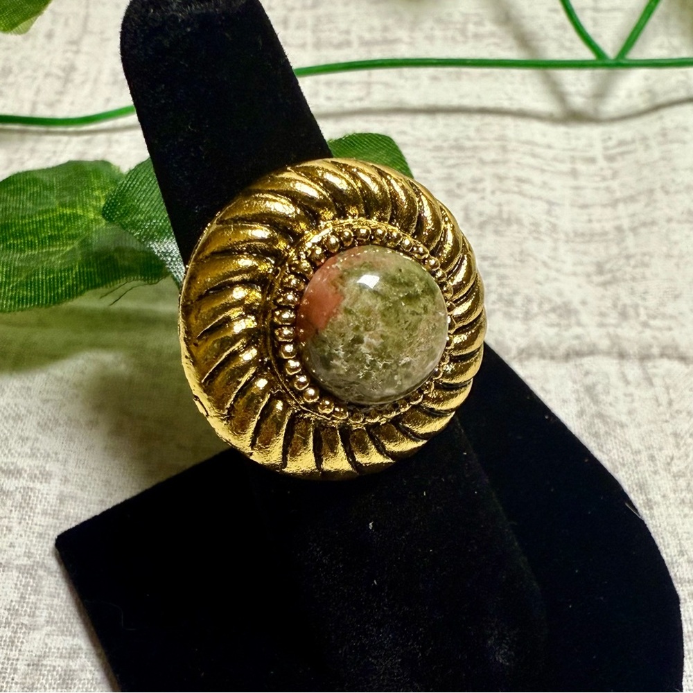 New Vintage-Inspired Adjustable Statement Ring: Gold Tone with Green Cabochon - Picture 1 of 6